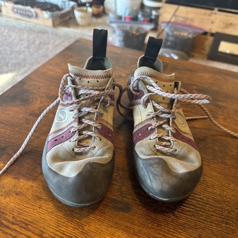 Scarpa Women Rock Climbing Shoes Bouldering Gray Purple Lace Up Size 7, 38.5 EU